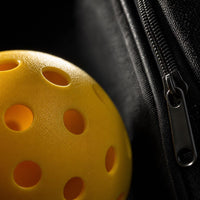 Detalle de pelota y bolsa del pack